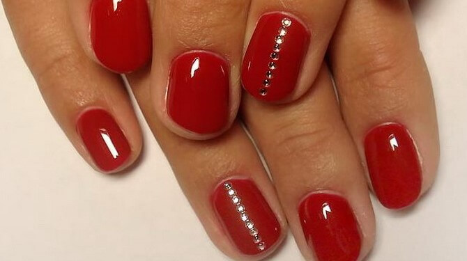 Красный маникюр со стразами