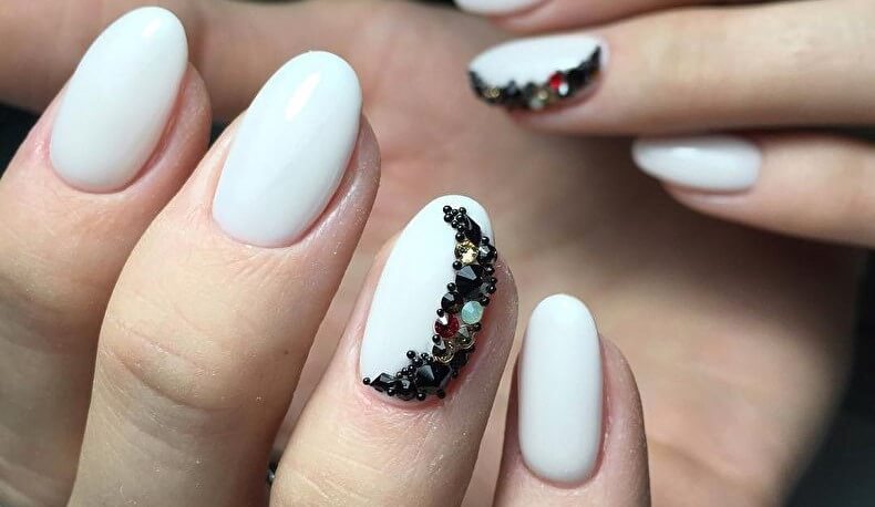 Стразы с белым маникюром