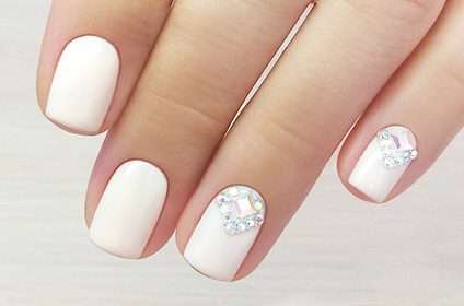 белый маникюр со стразами 1 белый маникюр со стразами 1