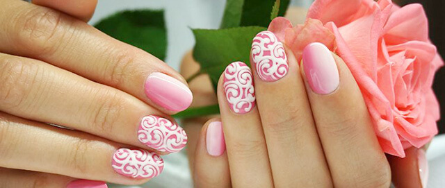 Рисунок на ногтях вензеля