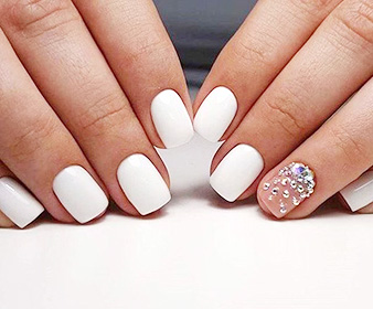 белый маникюр со стразами белый маникюр со стразами