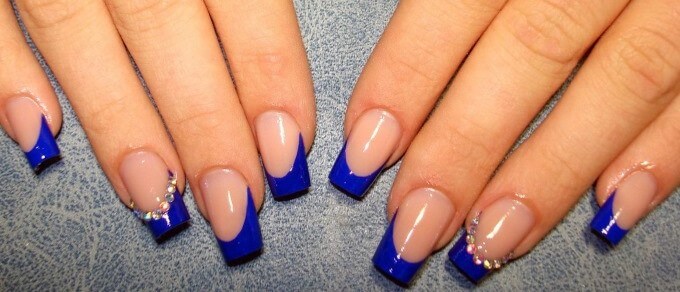 Стразы на франзцузском маникюре