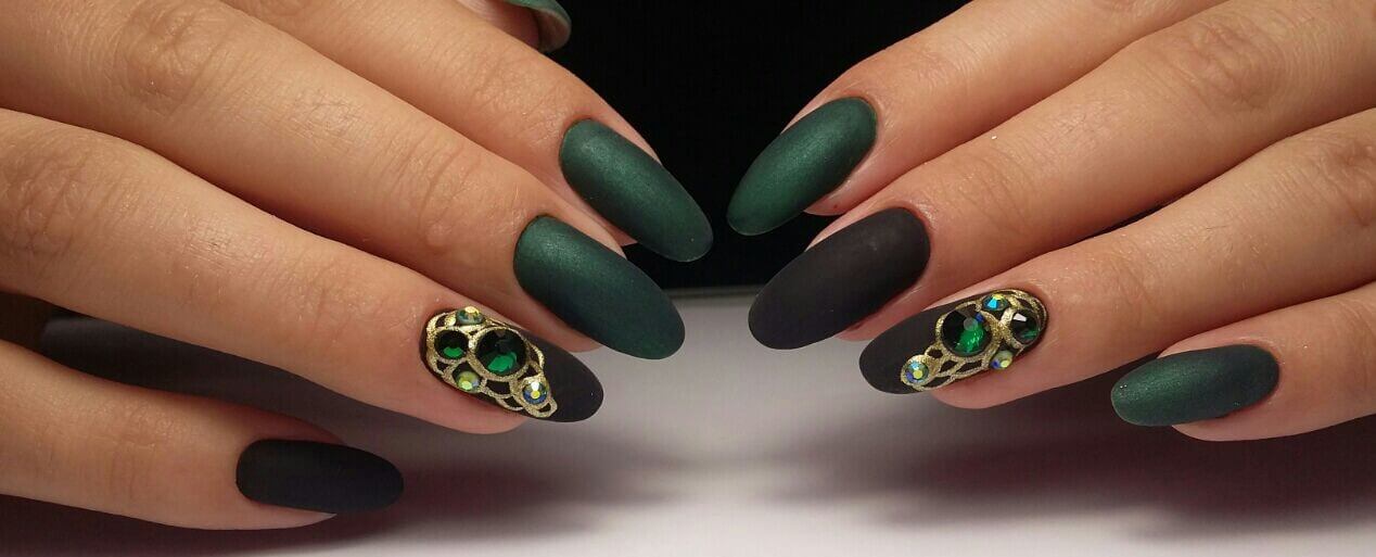 Черный маникюр со стразами