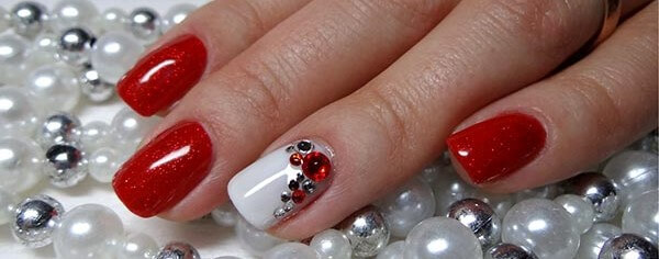 Маникюр со стразами с короткими ногтями