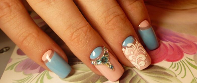 Лунный маникюр со стразами