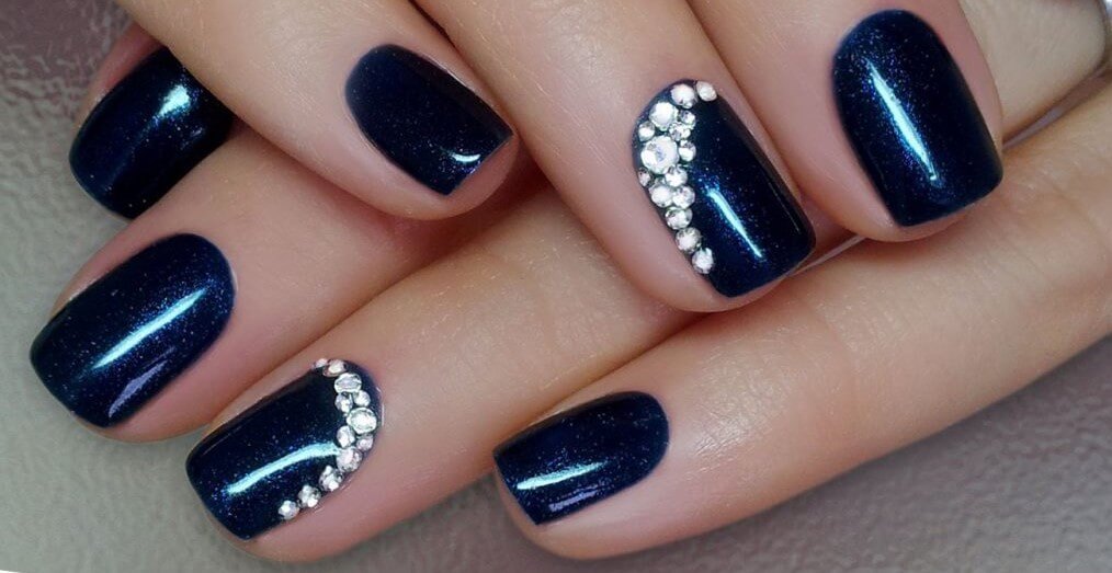 Синий маникюр со стразами