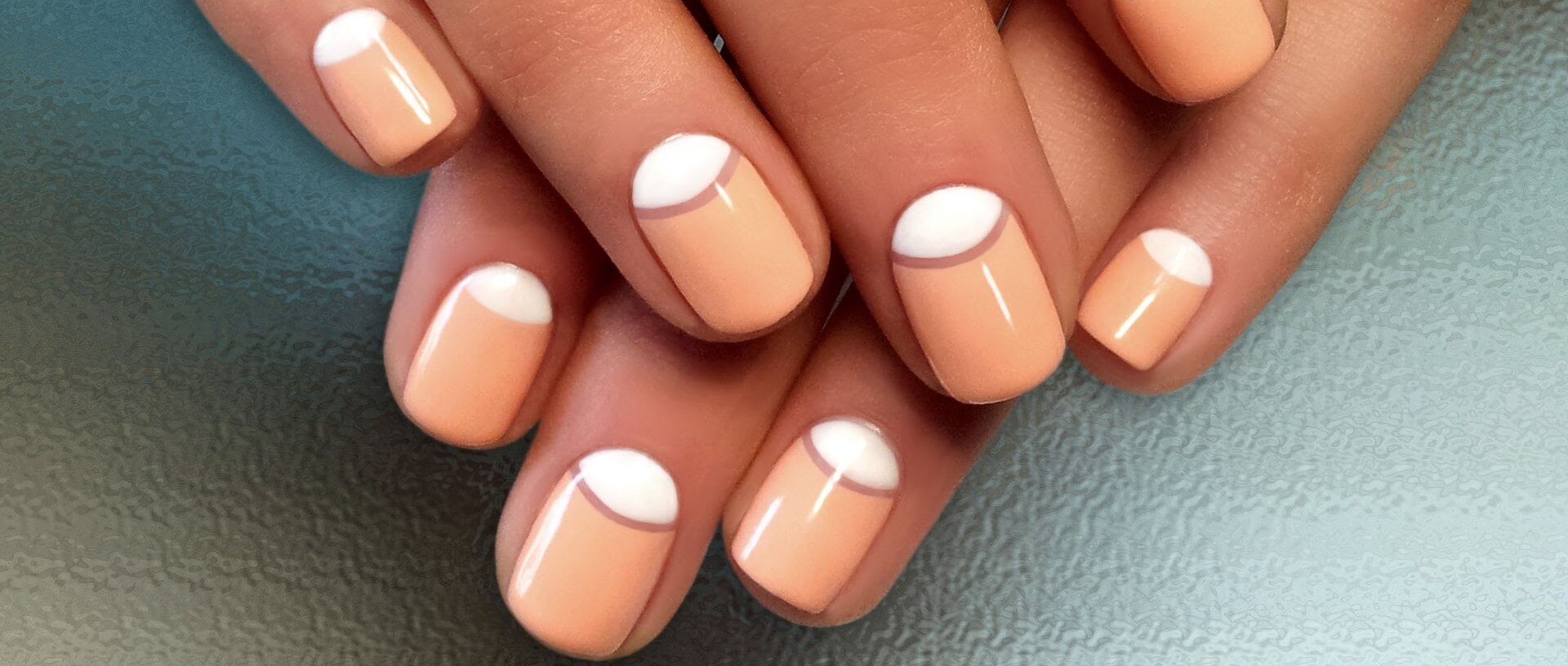 Классический френ маникюр гель лаком с лунным дизайном