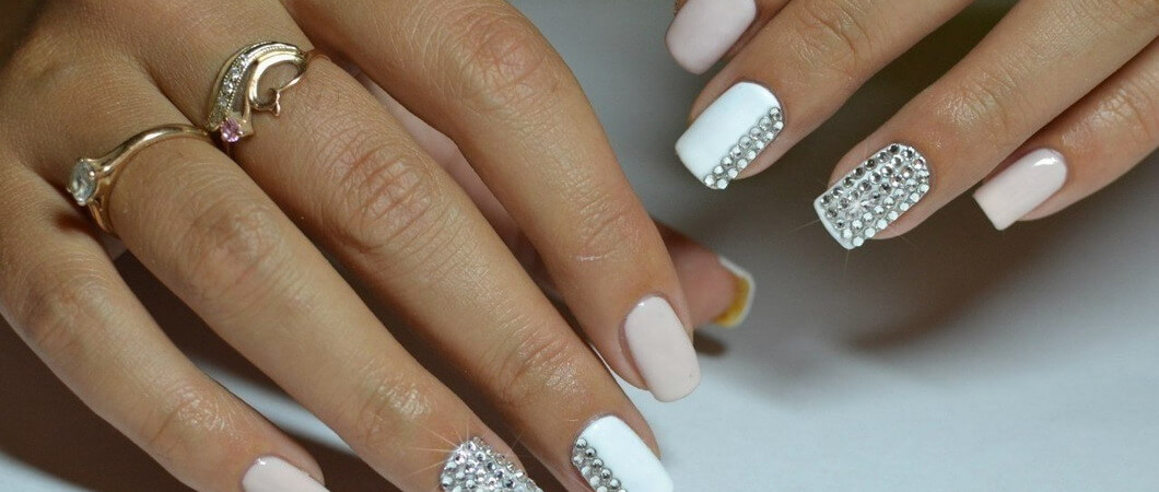 Белый маникюр стразы