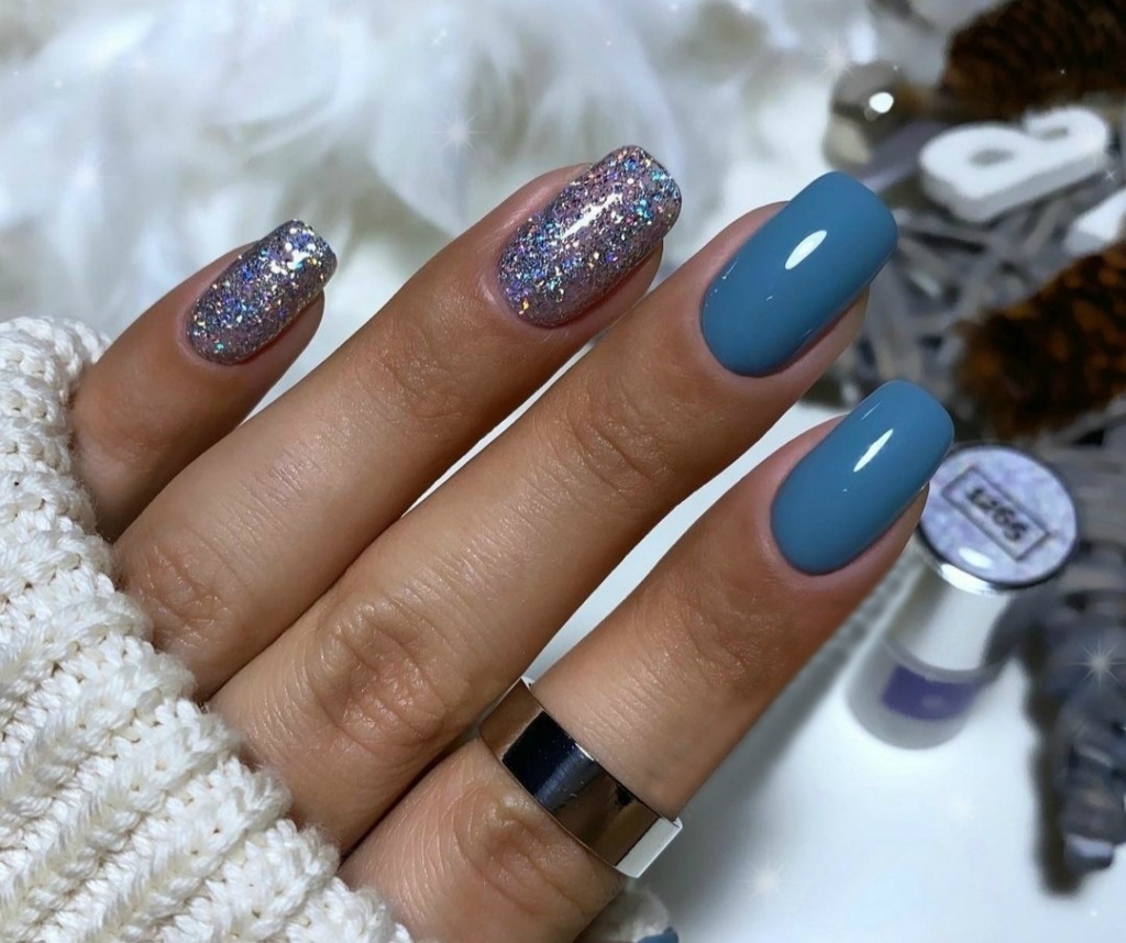 Спокойный тон лака дополнен лаком с разноцветными блестками — шикарный выбор