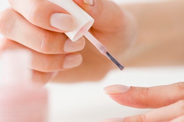 Для нанесения покрытия важно использовать качественные материалы с удобной кисточкой Для нанесения покрытия важно использовать качественные материалы с удобной кисточкой