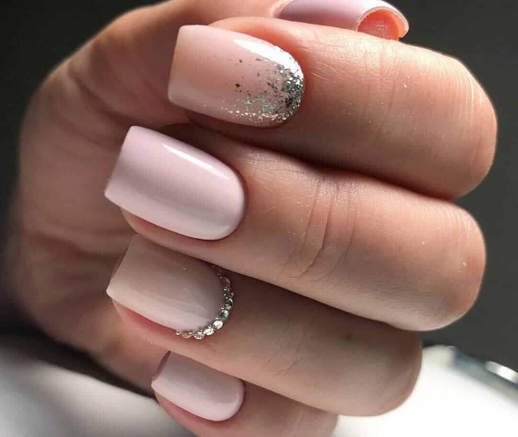 Нежно-розовый дополнят стразы и блестки