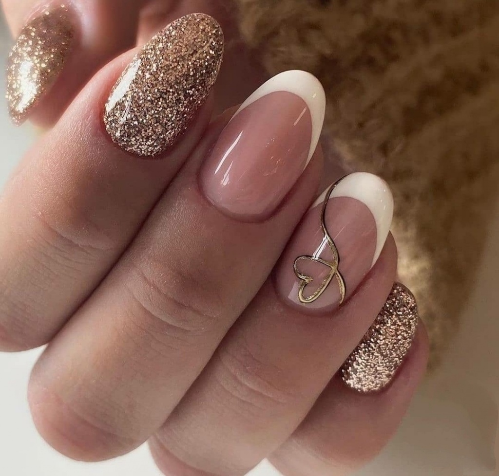 Шикарный френч идеально смотрится с золотистыми блестками