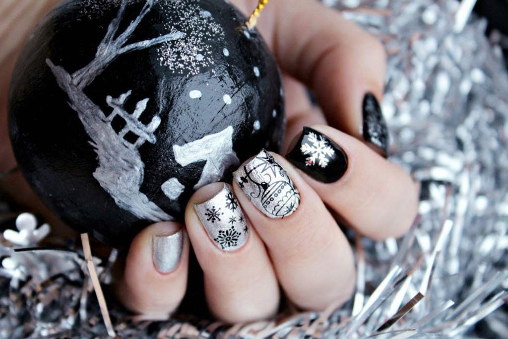 Черно-серебристый с принтами новогодних украшений – удачный выбор для ноготков короткой длины
